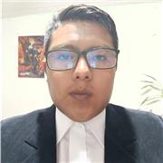 Profesor de computación imparte clases a niños de todas las edades